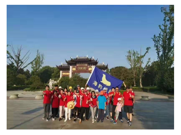 頭頂烈日也要徒步30公里，他們是為了什么？