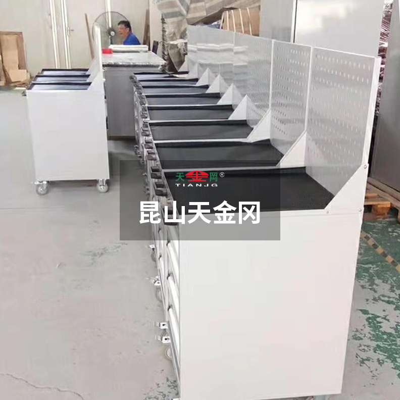 天金岡專注鉗工工具柜18年，給您批發(fā)價格
