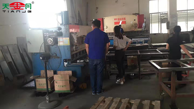 德資企業(yè)考察團隊走進工具柜廠家天金岡，實地參觀考察工廠！