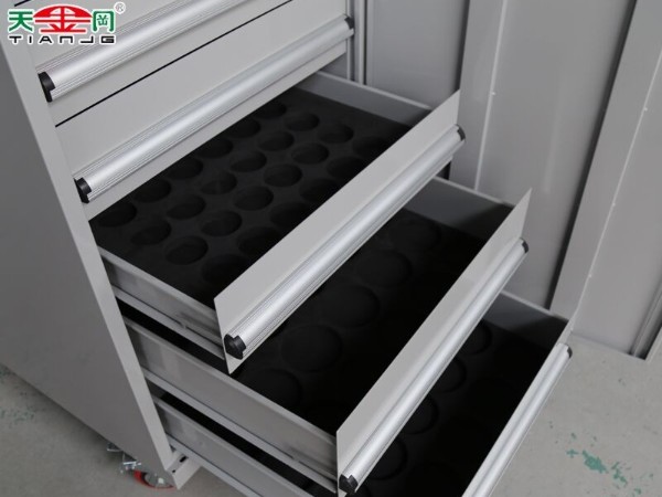 帶門車間工具車有什么特別的地方？