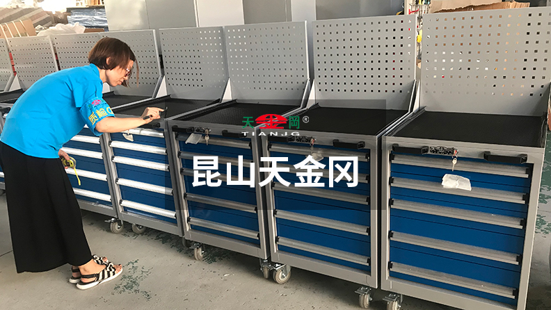 哪里賣鉗工工具柜，年產(chǎn)17000臺廠家天金岡，現(xiàn)貨發(fā)
