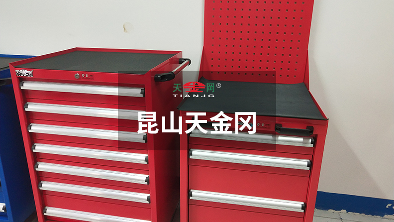 天金岡工具柜公司旗下車間工具柜抽屜導軌采用專利導軌設計，并配合機械軸承滑動！